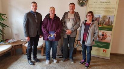 Bild: gi
Ina Kästel und Dietrich Paul aus Leipzig wurden für ihren 25. Aufenthalt in Moosbach durch Bürgermeister Hermann Ach (links) mit einer Moosbacher Chronik geehrt. Begleitet wurden sie von Gastgeberin Inge Kick.