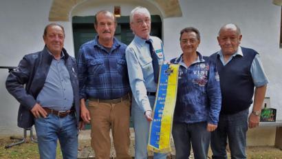 Bild: br
Über die „Auferstehung“ des Ortsverbandes Unterolberndorf und somit den Fortbestand der 37-jährigen Partnerschaft freuten sich RK-Vorsitzenden Hubert Brendel, der vom scheidender Obmann Udo Stächelin ein Fahnenband erhielt, stellvertretender Obmann und Altbürgermeister Alfred Czech (Dritter bis Fünfter von rechts), sein Nachfolger Fred Honza und der künftige Obmann Erwin Reis (von links), dessen Amtszeit am 1. November beginnt.