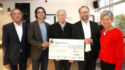 Bild: Hirsch
Die Stiftungsbeiräte Franz Schindler (links), Hans Schuierer (Mitte) und Ulrike Roidl (rechts) überreichten einen Scheck über 5000 Euro an die Sea-Eye-Vertreter Michael Buschheuer (Zweiter von links) und Günther Schmidt (Zweiter von rechts).