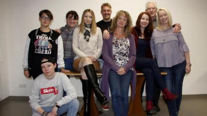 Bild: wro
Auf eine „ganz heiße Nummer“ freuen sich (stehend von links) Leonie Fischer, Gabi Burger-Becke, Bettina Seidel, Jürgen Bauer, Martina Nachbar, Yulia Vidovski, Lothar Wollin und Elke Schöffel. Unterstützt werden die Aufführungen auch von Luke Fischer (knieend links).