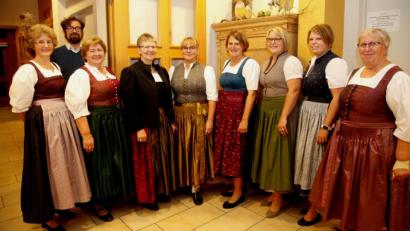 Bild: Hirsch
Stolz zeigten sich die Dirndl-Näherinnen in ihrem neuen Festtagsgewand. Links Kursleiterin Edeltraud Wild, Vierte von links Organisatorin Bärbl Nutz. Zweiter von links stellvertretender Bezirksheimatpfleger Florian Schwemin.