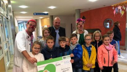 Bild: exb
500 Euro spenden Schüler der Weiherhammerer Mittelschule an die Klinikclowns. Sie zaubern mehrfach im Monat kranken Kindern im Klinikum Weiden ein Lächeln auf die Lippen.