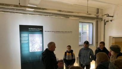 Bild: jzk
„Vom Menschen zur Nummer“ war eines der Themen bei der Führung im Informationszentrum des Konzentrationslagers Flossenbürg.