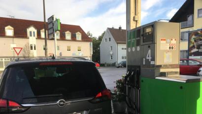 Bild: ihl
An der Tankstelle Feldmeier läuft das Geschäft wieder. Der Auslöser für verunreinigten Sprit, der am 10. September für Probleme gesorgt hatte, ist noch nicht gefunden.