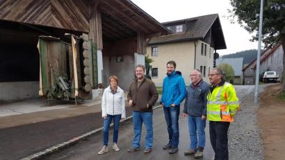 Bild: fjo
Polier Alois Sorgenfrei (rechts) und Ingenieur Gunter König (Zweiter von links) informieren Bürgermeisterin Margit Kirzinger (links) und Bauamtsleiter Christian Meier (Mitte) über den Abschluss der Maßnahme.