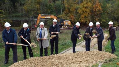 Bild: e
Spatenstich mit Regierungsvizepräsident Christoph Reichert (Zweiter von links), Alois Karl (Dritter von links) und Bürgermeister Roland Strehl (Vierter von rechts).
