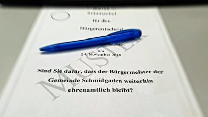 Bild: Benjamin Tietz
„Sind Sie dafür, dass der Bürgermeister der Gemeinde Schmidgaden weiterhin ehrenamtlich bleibt?“: Über diese Frage entscheiden die Wahlberechtigten bei einem Bürgerentscheid am 24. November.