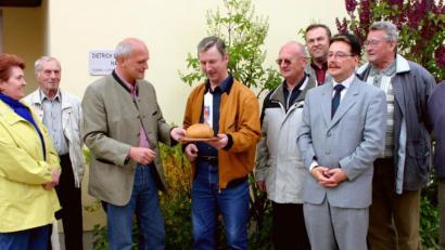 Archivbild: nm
Vor mehr als 15 Jahren kam Pfarrer Herbert Sörgel (Vierter von links) in die Grenzgemeinde. Damals überreichte der Vertrauensmann des Kirchenvorstandes Hans Hör (Fünfter von links) symbolisch Brot und eine Kerze. Am kommenden Sonntag (13. Oktober) heißt es Abschied nehmen. Archivbild: nm