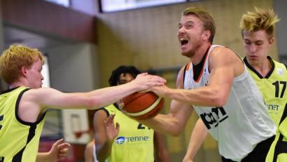 Bild: af
Jonas Meißner (weißes Trikot) plagen Rückenschmerzen. Der Einsatz des DJK-Centers im Heimspiel gegen den TV Goldbach ist deshalb fraglich.