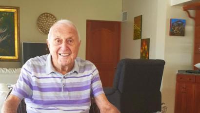 Bild: njn
Ludwig Alfred Meister mit dem Bild-Geschenk der Stadt Erbendorf zu seinem 85. Geburtstag im April dieses Jahres.