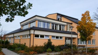 Bild: do
Das Gemeindezentrum kommt in die Jahre. Nach vier Jahrzehnten Betrieb bedarf der Innenbereich der Modernisierung. Laut einer ersten Kostenschätzung ist mit einem Investitionsvolumen von circa einer Million Euro zu rechnen. Bereits im Top-Zustand präsentiert sich nach einer energetischen Sanierung die Außenfassade.