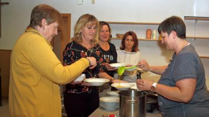 Bild: sön
Alexandra Lukas (rechts) serviert Spreewälder Kürbissuppe – „mit einem Schuss Kürbiskernöl und Kürbiskernen“.
