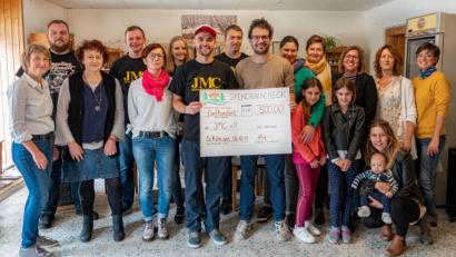 Bild: eib
Die Vorsitzenden Fabian Grötsch (JMC, Mitte links) undJosef Eibauer (LSL, Mitte rechts) präsentieren im Kreis von Vorstands- und aktiven Mitgliedern beider Vereine den symbolischen Scheck mit der Spende von 500 Euro.
