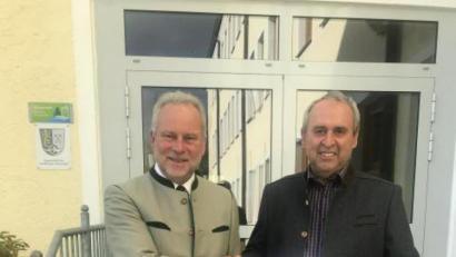 Bild: exb
Forstdirektor Alwin Kleber (links) und WBV-Vorsitzender August Steinbauer haben die Kooperationsvereinbarung unterzeichnet.