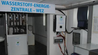 Bild: Portner
Die WEZ-Musteranlage in Katzelsried zeigt, wie mittels der PV-Anlage am Dach und dem Hybridwechselrichter und Akku-Speicher im Keller eine autarke und CO²-freie Energieversorgung möglich ist.