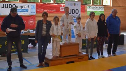 Bild: dob
Der Turnverein Vohenstrauß war erneut Gastgeber für die diesjährigen Judo-Meisterschaften in der Dreifachturnhalle. TV-Abteilungsleiter Bernd Koller (links) bei der Ehrung der Sportler.