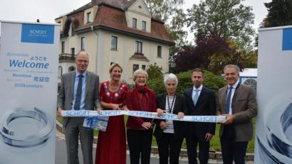 Bild: jr
Standortleiter Stefan Rosner, Dr. Tatjana Wernicke, Dr. Margit Emmerich, die scheidende Mitterteicher Betriebsärztin Dr. Ursula Geisel-Straus, sie war 32 Jahre bei Schott, Personalchef Carsten Heine und Bürgermeister Roland Grillmeier (von links) durchschnitten das Band zur ehemaligen Villa (im Hintergrund) und jetzigen Werkspraxis auf dem Schottgelände.