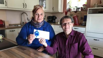 Bild: eig
Oberpfalz-Medien-Redakteur Wolfgang Benkhardt, Deskleiter für den Landkreis Tirschenreuth, hat Martina Sötje für die Lichtblicke-Aktion vorgeschlagen. „Sie sind mir sofort als erstes eingefallen“, sagte er bei der Übergabe des Gutscheins.