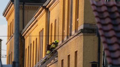 Bild: Armin Weigel/dpa
Ein Feuerwehrmann steht auf einer Leiter an dem Bahnhofsgebäude. Wegen eines Brands in dem Gebäude ist der Zugverkehr unterbrochen worden. Eine Zwischendecke des Hauses brannte, sagte ein Sprecher der Polizei am Freitagmorgen. Die Brandursache und die Schadenshöhe ist noch unbekannt.