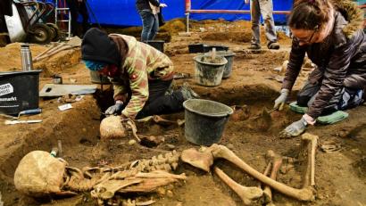 Bild: Hartl
Die unerwartete Entdeckung eines Pestfriedhofes auf dem Bürgerspital-Gelände wirft wissenschaftlich gesehen ein neues Licht auf die Ausmaße dieser von 1348 bis 1350 grassierenden Epidemie in Amberg.