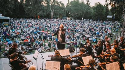 Bild: exb/Thomas Langer
Unterwegs im Auftrag, klassische Musik einem breiten Publikum zu eröffnen, sind die Prager Smetana Philharmoniker unterwegs. Zum mittlerweile gastiert das Ensemble um den gebürtigen Neunburger und Dirigenten Hans Richter für ein Neujahrskonzert in der Schwarzachtalhalle. Das Foto entstand bei der Sparda Bank Classic Night in Fürth.