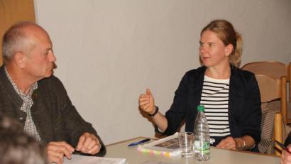 Bild: frd
Landschaftsarchitektin Tanja Weinberger, Regionalmanagerin der ILE Schwarzach-Regen, stellte sich den Gemeinderäten vor. Tagsüber war sie mit Bürgermeister Walter Schauer unterwegs und ließ sich das Gemeindegebiet zeigen.