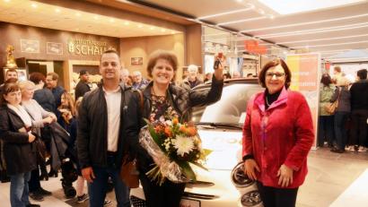 Bild: Gabi Schönberger
Monika Fischer freut sich über den Gewinn des Autos. Rechts im Bild: Centermanagerin Reinhild Holthaus.