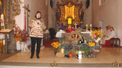 Bild: trj
Brigitte Traeger berührt die Gottesdienstbesucher mit ihrem Glaubenszeugnis in der Pfarrkirche St. Peter und Paul Püchersreuth