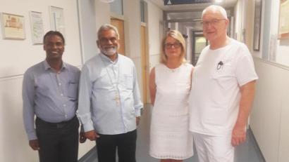 Bild: Kliniken Nordoberpfalz AG
Father Thomas und Bischof Basil werden von OP-Schwester Martina Scheitinger-Heindl und Prof. Karl-Heinz Dietl (von links) durch das Klinikum Weiden geführt und können dabei auch den OP-Bereich besichtigen.