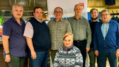 Bild: kro
Das neugewählte Vorstandsteam der SPD Tirschenreuth mit den Ehrengästen. Von links Uli Roth, Hans Maenner, Gunar Prauschke, Martina Sötje, Thomas Döhler, Jonas Prauschke und Herbert Sladky.