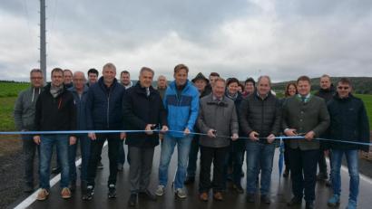 Bild: jr
Bei der Verkehrsfreigabe mit dabei waren neben Bürgermeister Roland Grillmeier (Achter von links), Planer Robert Ernstberger vom Ingenieurbüro Bork (Mitte) und Bauunternehmer Andreas Dankerl (rechts) auch mehrere Stadträte, Verwaltungsmitarbeiter und Dorfbewohner.