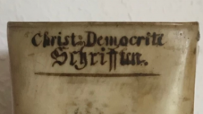 Bild: is
Es ist etwas Besonderes, was Harald Dippel, Chronist der Dippel-Familien, beim diesjährigen Familientreffen präsentiert: das theologische Gesamtwerk von Johann Conrad Dippel (J. C. D.). So sieht der Buchrücken des Exemplares aus.