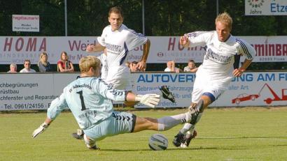 Bild: Walberer
Der SV Etzenricht traf in der BOL-Saison 2005/06 letztmals in einem Punktspiel auf den SV Schwarzhofen. Zuhause siegte der SVE 3:0, auswärts gar 9:1. Unser Bild zeigt eine Szene mit den damaligen Etzenrichter Spielern Michael Nordgauer (rechts, jetzt Trainer SV Altenstadt/WN) und Faruk Maloku (hinten, jetzt Trainer DJK Gebenbach).