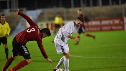 Bild: A. Schwarzmeier
Benjamin Urban (links) vom SC Luhe-Wildenau kommt im Zweikampf mit Florian Reich (SpVgg SV II) ins Stolpern. Der Sportclub landete am Freitagabend einen 6:2-Derbysieg am Weidener Wasserwerk.