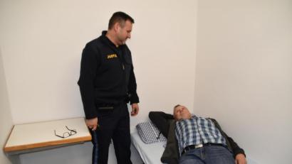 Bild: hcz
"Weit angenehmer als Zuhause" seien die Haftzellen in Deutschland, berichtete vor Jahren ein osteuropäischer Häftling per Brief seinen Verwandten. Hier liegt ein Besucher Probe in einer der drei Zellen, die für Angeklagte während der Verhandlungen vorgehalten werden.