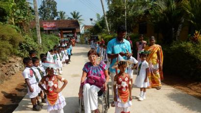 Bild: exb
Wenn Ellen Galle nach Bentota kommt, herrscht Feststimmung: Ihr Rollstuhl ist dort Teil ihrer selbst, aber nichts weiter Bemerkenswertes.