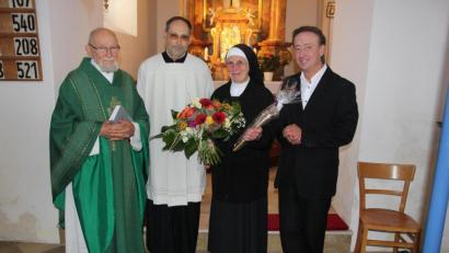 Bild: ral
Das Bild zeigt von links Pfarrer Richard Salzl (links), Pfarrer Gerhard Wagner (Zweiter von links) und Kirchenpfleger Wolfgang Süß gratulierten Schwester Maria Goretti Huml zum Professjubiläum.