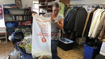 Bild: eig
Im ökumenischen Kleiderladen in Sulzbach-Rosenberg gibt es viel Arbeit: Christine Lier sortiert unter anderem die angelieferte Kleidung und verteilt sie auf die Stockwerke.