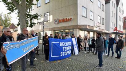 Bild: ANDREAS ROYER
Auf dem Sparkassenplatz gedachten Demonstranten der Todesopfer von Halle und warnten vor Antisemitismus, Intoleranz und rechter Gewalt.