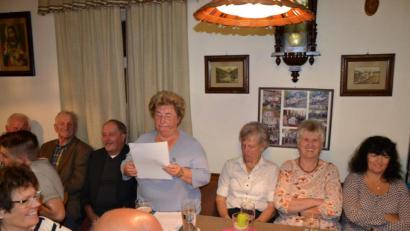 Bild: gi
Unterhaltsam und lustig ging es beim 
Mundartabend des Heimatkundlichen Arbeitskreises im Gasthaus Bodensteiner in Tröbes zu. Helene Rolle eröffnete den Abend.