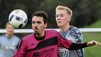 Bild: exb
Mit 0:3 unterlag der FC Tirschenreuth (vorne Andreas Gradl) am vergangenen Sonntag der SpVgg Selbitz (Christian Pätz). Am Samstag treten die Kreisstädter bei Tabellennachbar SV Mistelgau an.