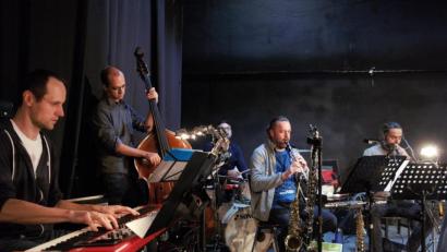 Bild: exb/LTO
Thomas Basy (Keyboards, von links), Oliver Horeth (Kontrabass), Peter König (Posaune), Markus König (Saxofon/ Holzbläser) und Matthias Baumann (Schlagzeug/ Percussion) geben „Cabaret“ live die nötige Klangfülle.