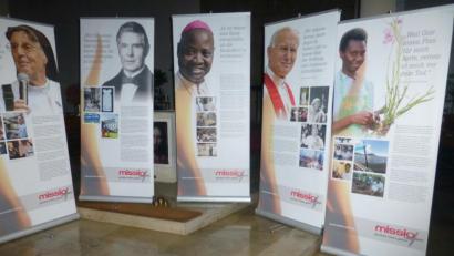 Bild: hos
Von Missio Aachen stammt die Wanderausstellung, die in der Heilig-Geist-Kirche in Neuhaus zu sehen ist.