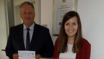 Bild: Robert Graf
LAG-Managerin Katharina Schenk überreicht Landrat Richard Reisinger den Leader-Förderbescheid in Höhe von 200 000 Euro für das Teilprojekt „Neukonzeption der Abteilung Industriegeschichte“.