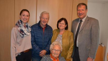 Bild: jr
Irmgard Freitag (sitzend) feierte am Donnerstag im Seniorenzentrum Theresianum ihren 90. Geburtstag. Dazu gratulierten (von links) Einrichtungsleiterin Lisa Zang, Patenkind Horst Landgraf mit Gattin Doris sowie Zweiter Bürgermeister Reinhard Wurm.