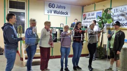 Bild: hl
Die Damen standen den Männern in nichts nach. Statt eines Mass- mussten sie allerdings einen Seidelkrug möglichst lange in die Höhe halten.