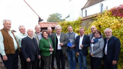 Bild: Völkl
Otto Zeitler (Siebter von links) ist Ehrenvorsitzender der Nabburger CSU. Die Mitglieder der Stadtratsfraktion gratulierten ebenso wie Ortsvorsitzender Tobias Knechtel (Fünfter von rechts). Auch Otto Zeitlers frühere politische Weggefährtin Marianne Deml (Fünfte von links), FU-Kreisvorsitzende Marianne Forster (Zweite von rechts) sowie Johann Schießl und Albert Zitzmann als Vertreter der Schlossschützen Neusath (links) waren gekommen.
