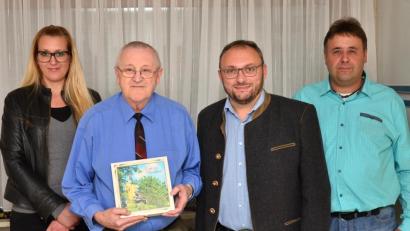 Bild: fjo
Tochter Annette gratuliert Robert Lindner senior mit zweiten Bürgermeister Markus Bauriedl und Sohn Robert Lindner junior (von links) zum 80. Geburtstag.