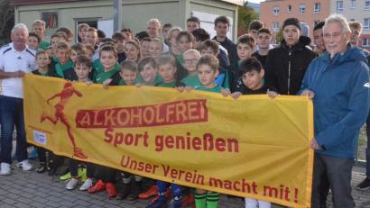 Bild: Kunz
Kinder und Jugendliche des FC Weiden-Ost beteiligen sich an der Kampagne "Alkoholfrei - Sport genießen."