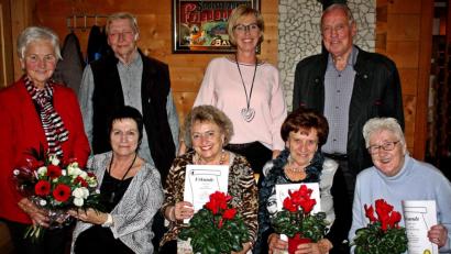 Bild: R. Kreuzer
Die Mitglieder engagieren sich für den Seniorenclub: (sitzend, von links) Barbara Baunach, Christa Eckert, Margarete Wolf, Christa Luise Heimberger sowie (stehend, von links) Hilde Zebisch, Norbert Baunach, Sabine Zeidler und Helmut Ruhland.